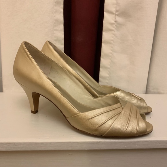 naturalizer gold heels